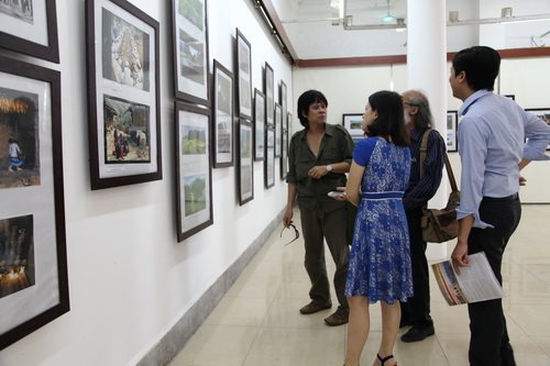 Du khách tham quan triển lãm Cuộc thi Ảnh Nghệ thuật Du lịch toàn quốc lần thứ 6